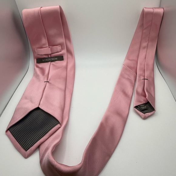 Nordstrom 100% Silk Pink Tie size 3.5 wide and 60 inches. - Picture 1 of 4